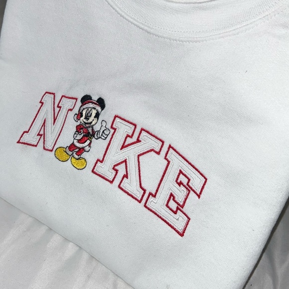 ♥️ 🎄Mickey Mouse Nike Holliday CREWNECK 🎄♥️ - Picture 4 of 5